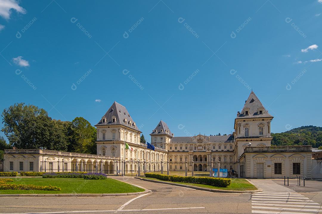 Palácio Valentino - antiga residência da Casa Real de Savoy, atualmente é a sede da Faculdade de Arquitetura da Universidade Politécnica em Turim, Itália