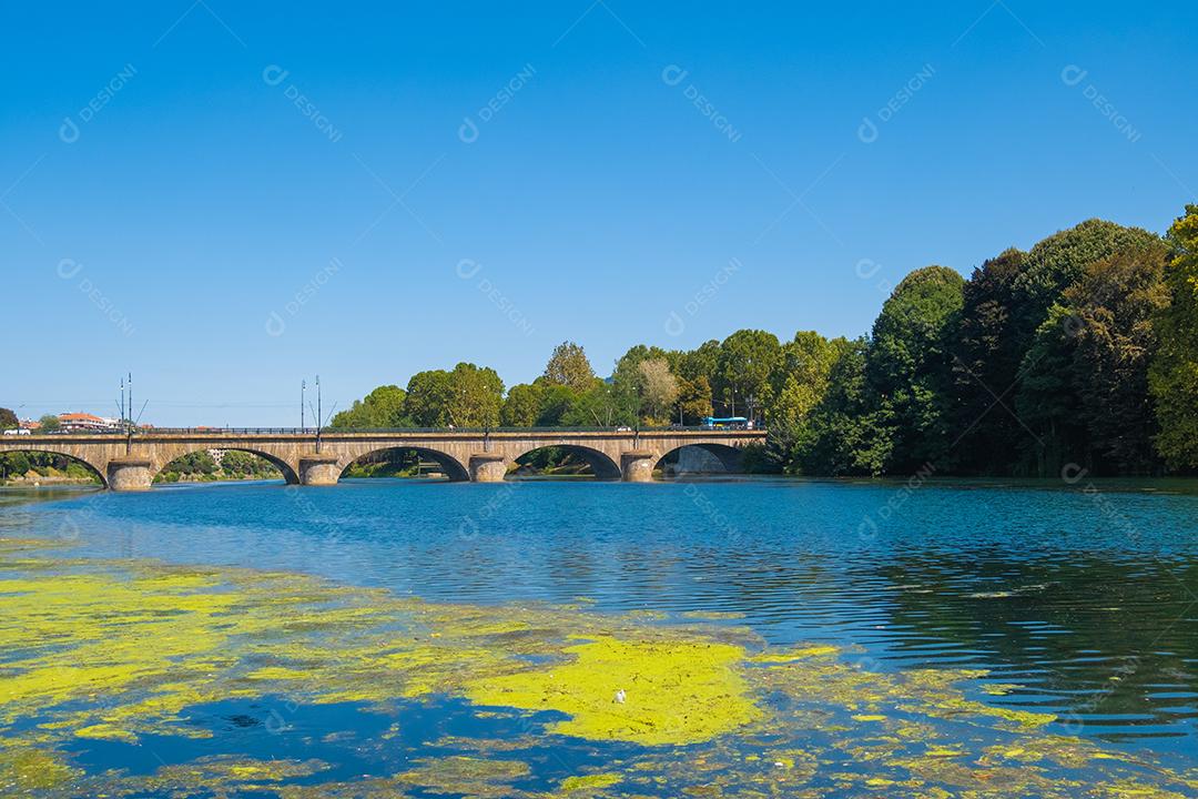 Bela vista da ponte sobre o rio Po, na cidade de Turim, Itália.