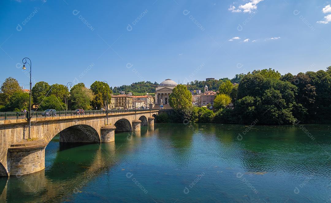 Bela vista da ponte sobre o rio Po, na cidade de Turim, Itália.