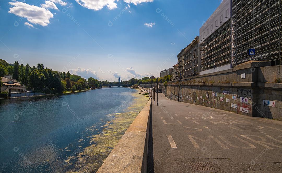 TURIM, ITÁLIA - 23 de agosto de 2021: Parte da parede de Murazzi ao longo do rio Po.