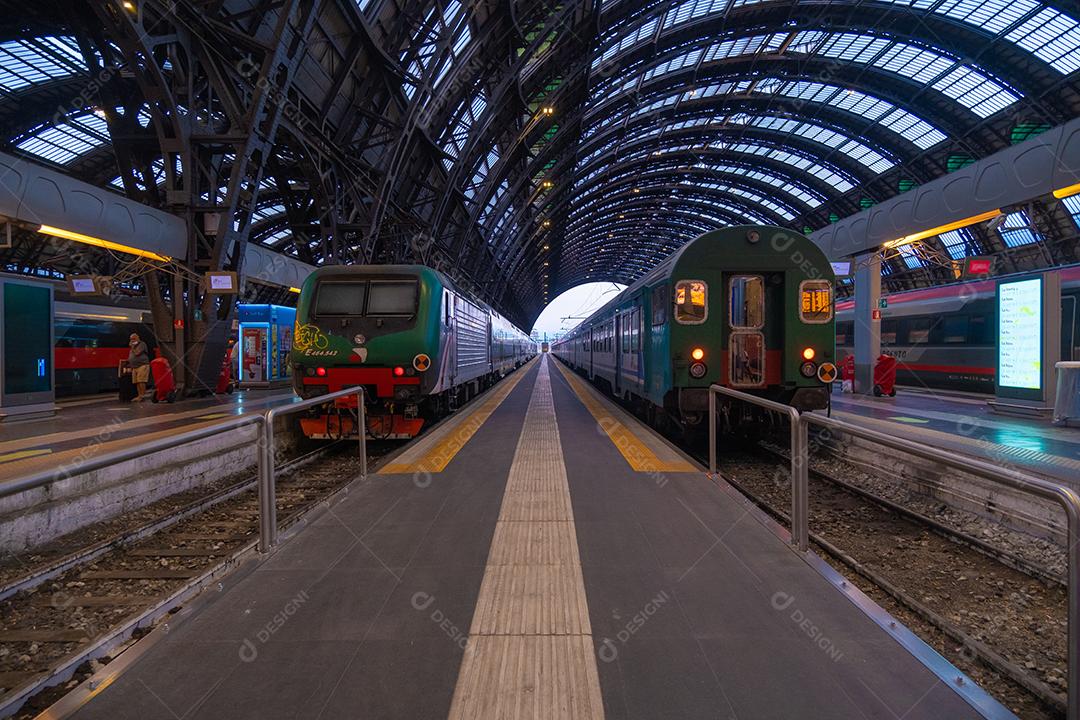 MILÃO, ITÁLIA - 25 de agosto de 2021: Estação ferroviária central de Milão com alguns trens.