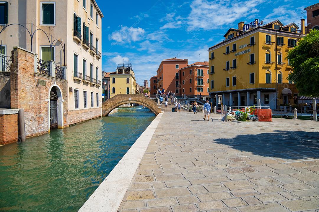 VENEZA, ITÁLIA - 27 de agosto de 2021: Vista de turistas andando nas ruas ao lado do canal em Veneza.