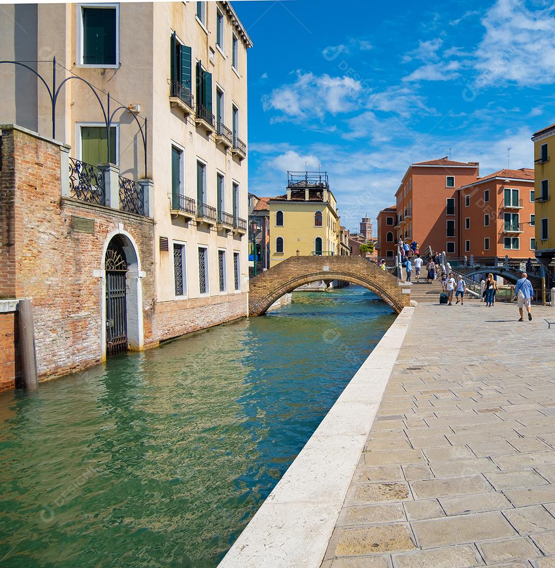 VENEZA, ITÁLIA - 27 de agosto de 2021: Vista de turistas andando nas ruas ao lado do canal em Veneza.