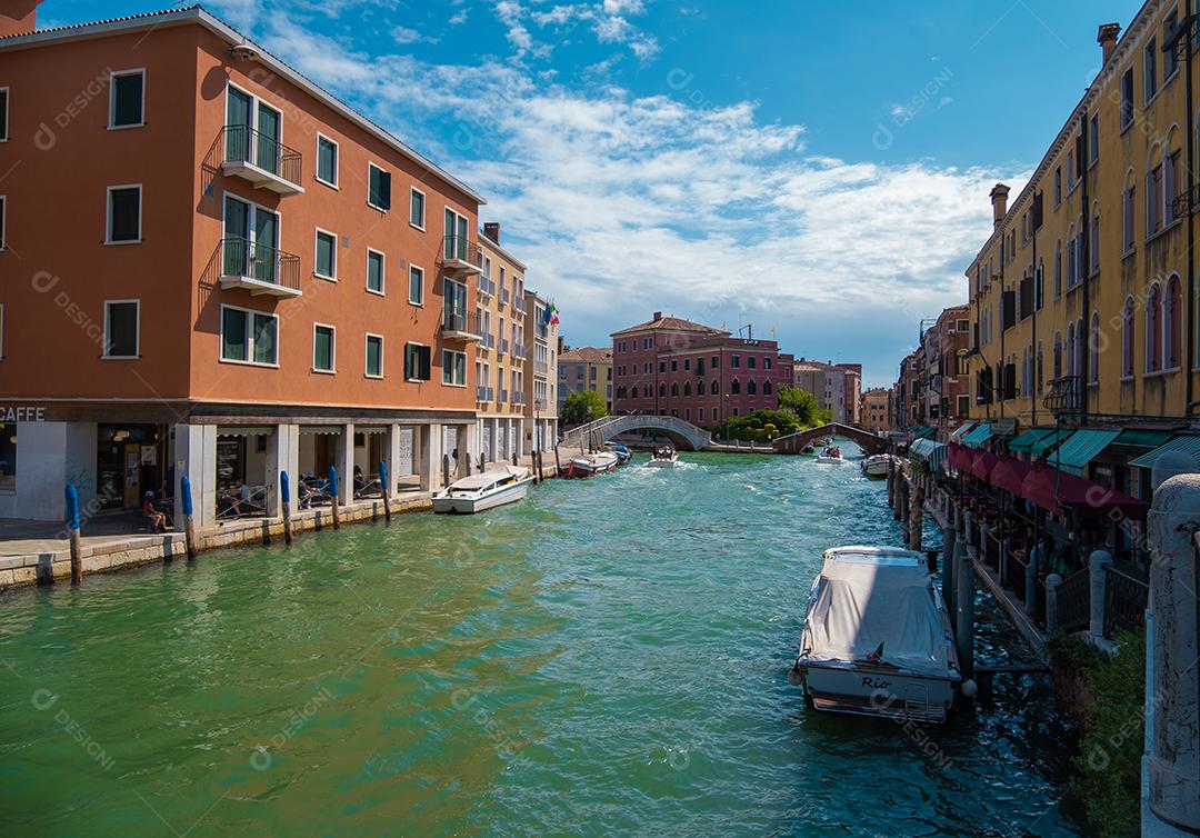 VENEZA, ITÁLIA - 27 de agosto de 2021: Barcos navegando em canais típicos de água veneziana.