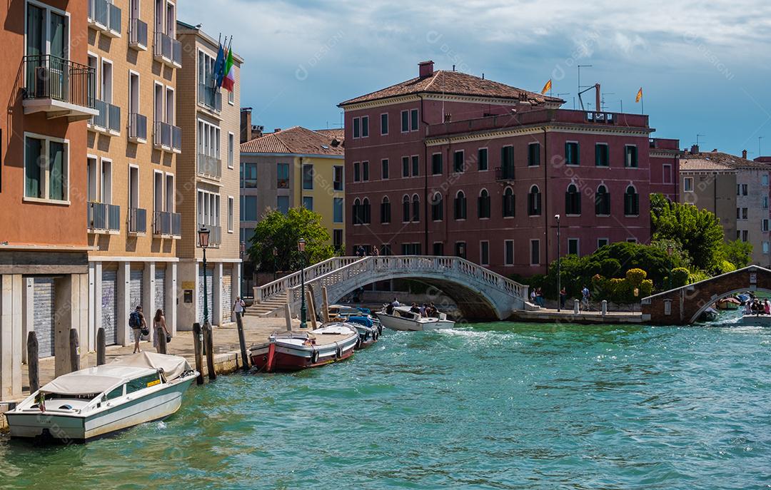 VENEZA, ITÁLIA - 27 de agosto de 2021: Barcos navegando em canais típicos de água veneziana.