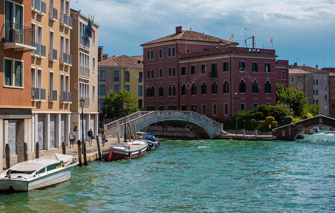 VENEZA, ITÁLIA - 27 de agosto de 2021: Barcos navegando em canais típicos de água veneziana.