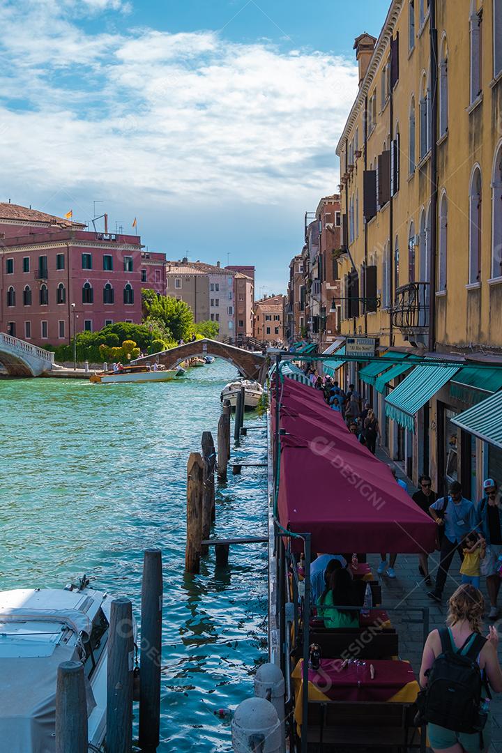 VENEZA, ITÁLIA - 27 de agosto de 2021: Vista de cima do canal estreito de Veneza.