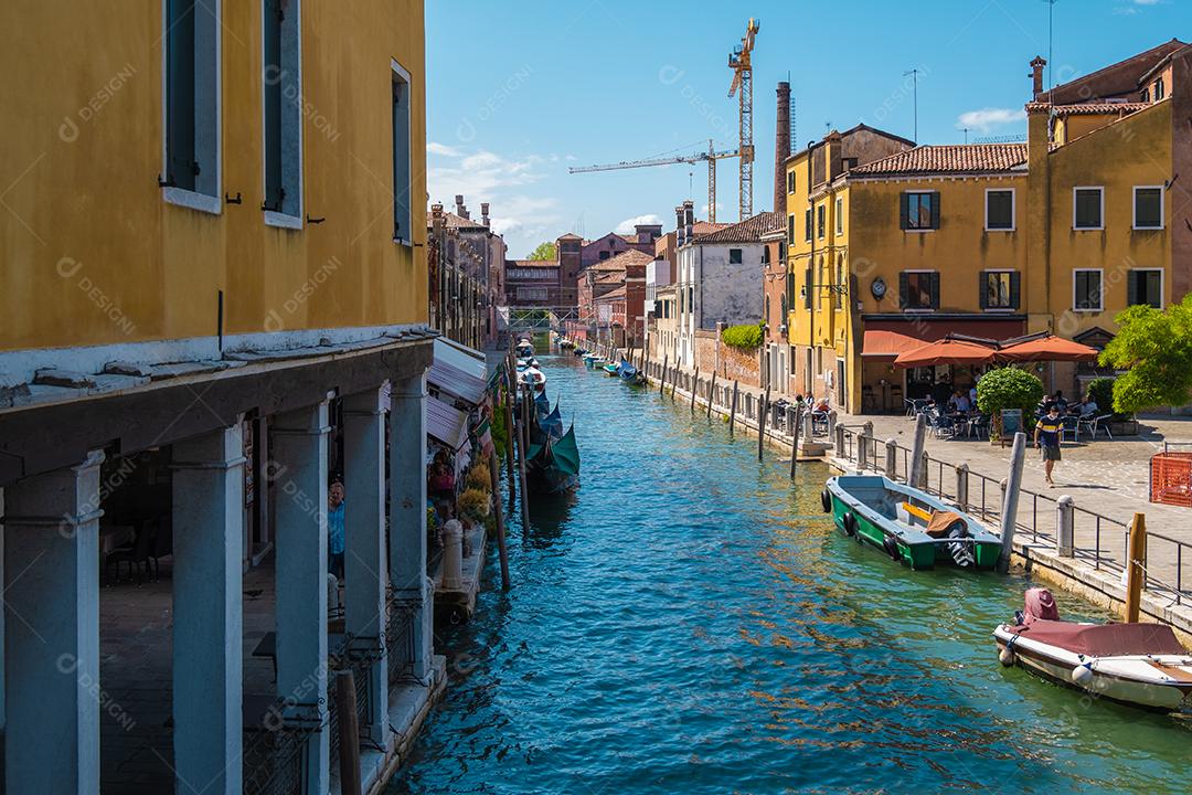 VENEZA, ITÁLIA - 27 de agosto de 2021: Vista de cima do canal estreito de Veneza.