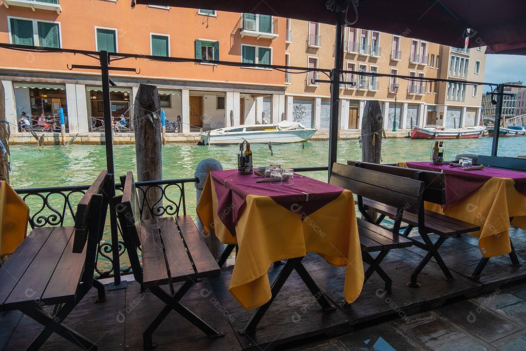 Vista de mesas de restaurante vazias devido à pandemia nos canais de Veneza.
