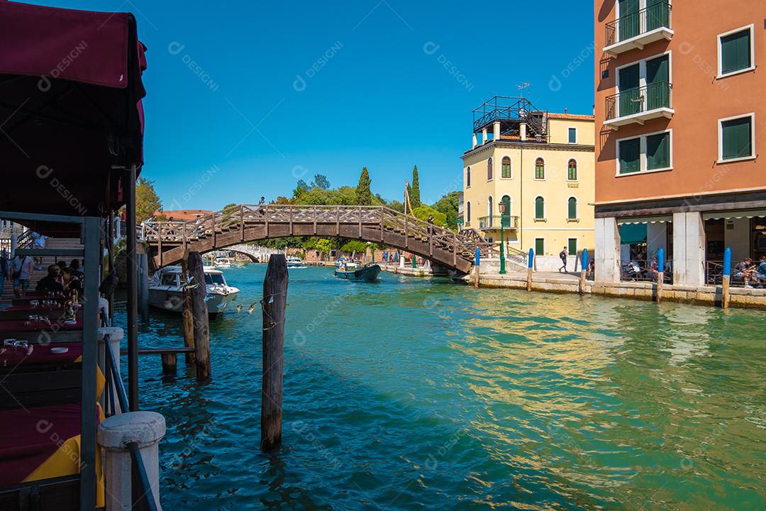 Vista do barco passando sob a ponte dos canais em Veneza.