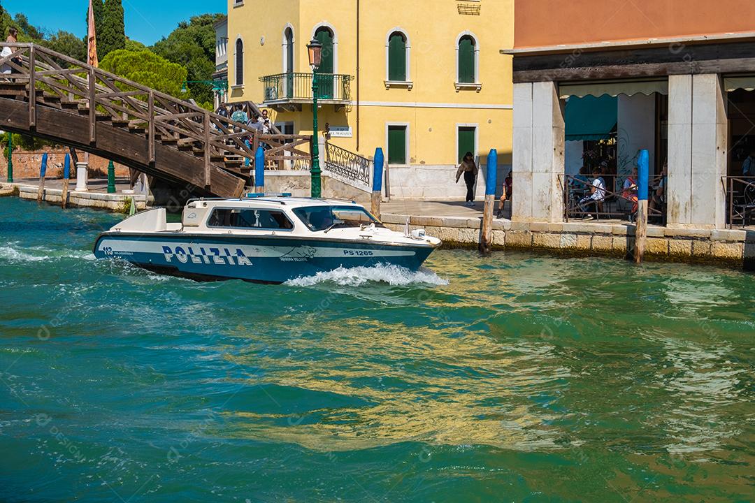 VENEZA, ITÁLIA - 27 de agosto de 2021: Barco da polícia navegando em canais típicos de água veneziana.