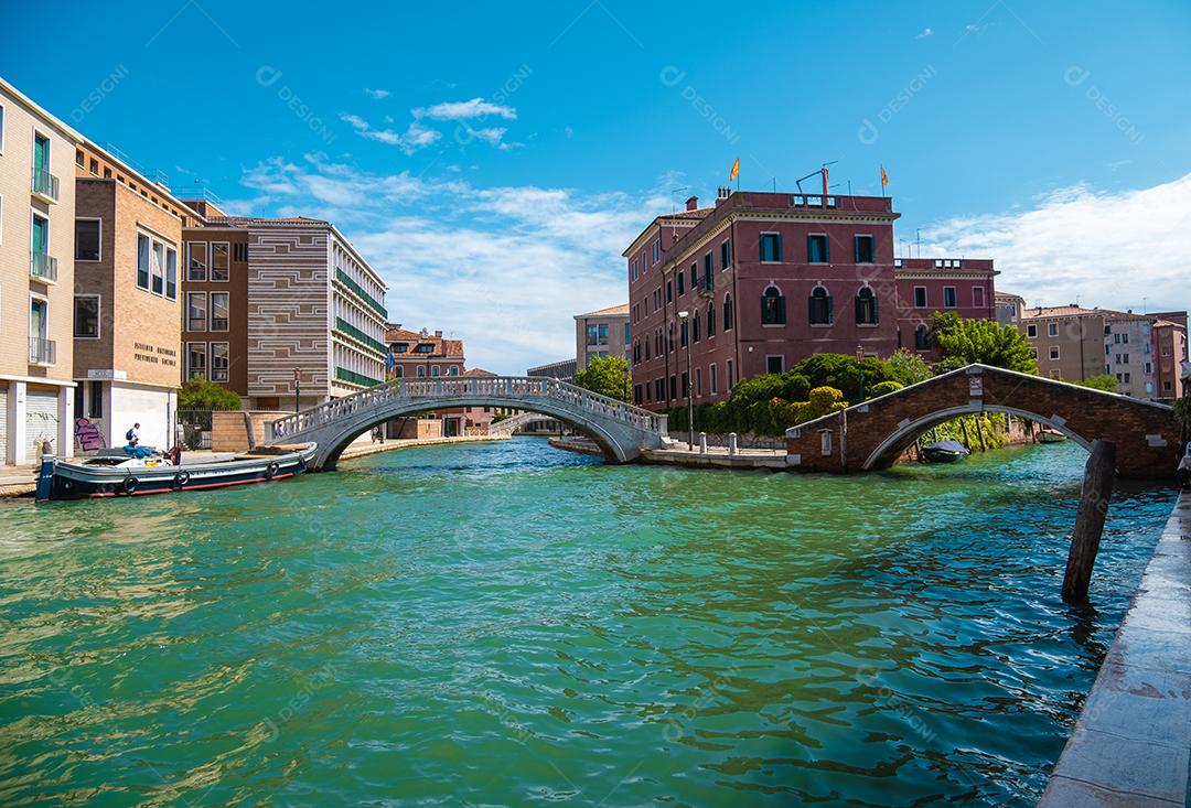 Vista de casas históricas e ponte nos canais de Veneza vazias devido à pandemia..