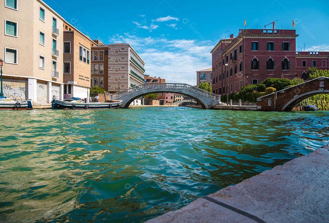 Vista panorâmica dos canais vazios de Veneza durante o dia