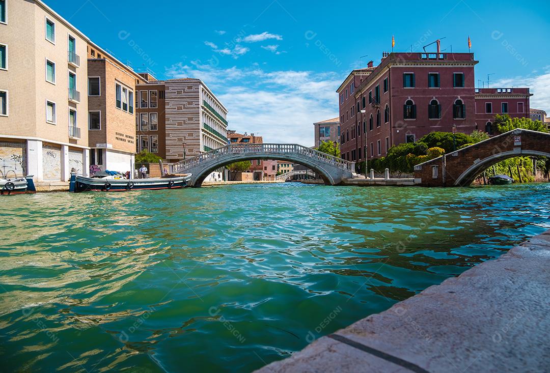 Vista de casas históricas e ponte nos canais de Veneza vazias devido à pandemia..