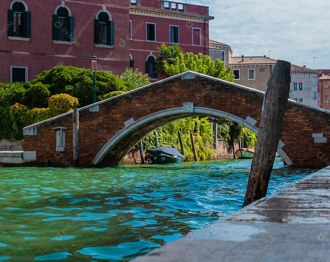 Vista panorâmica da bela ponte de tijolos sobre os canais calmos de Veneza, Itália.