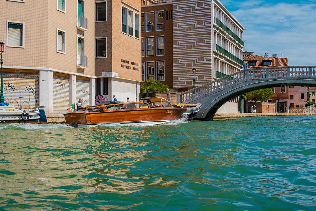Perto do barco de táxi navegando em canais típicos de água veneziana.