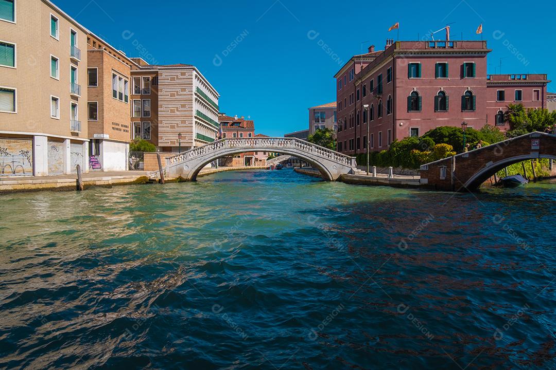 Vista panorâmica dos canais vazios de Veneza durante o dia.