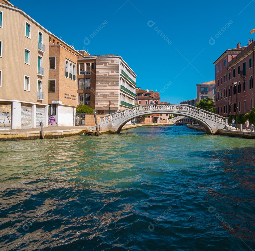 Vista panorâmica dos canais vazios de Veneza durante o dia.