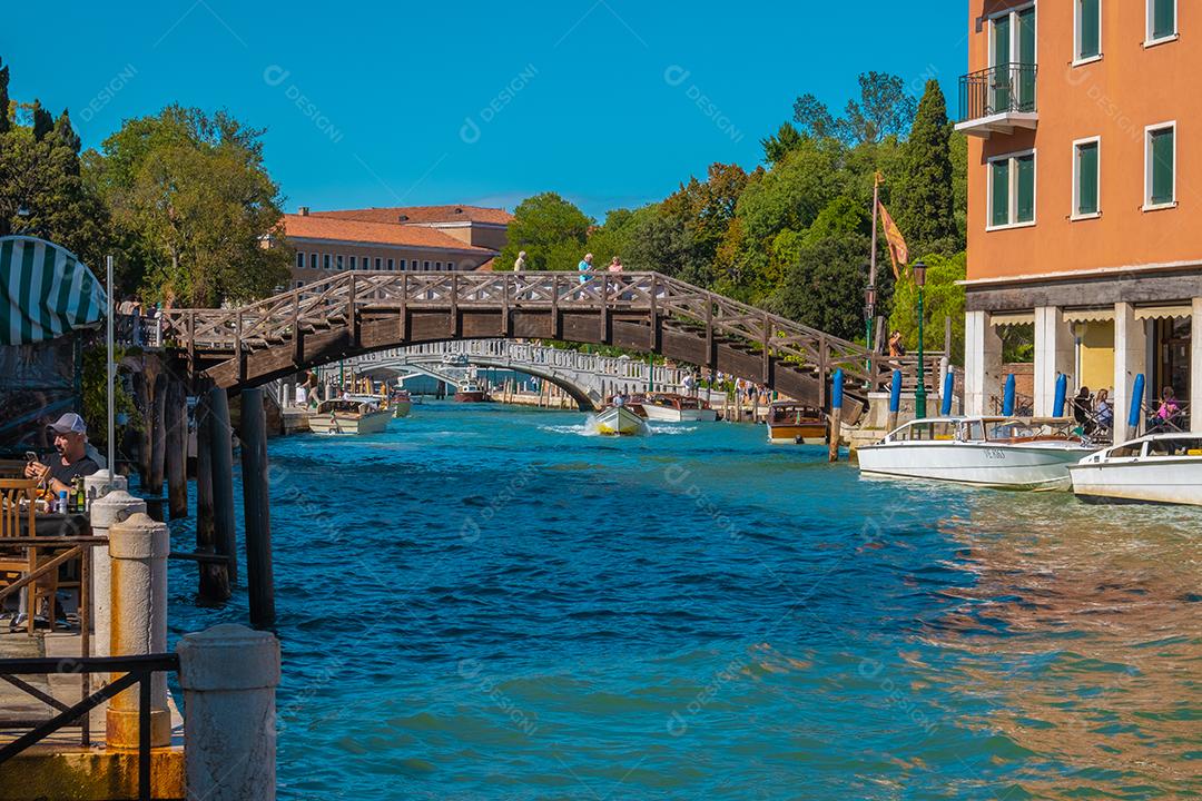 Vista de turistas na ponte sobre os canais de Veneza na Itália