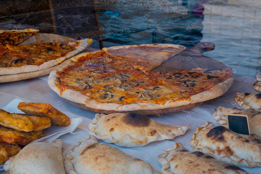 Comida italiana tradicional vista pela janela da rua