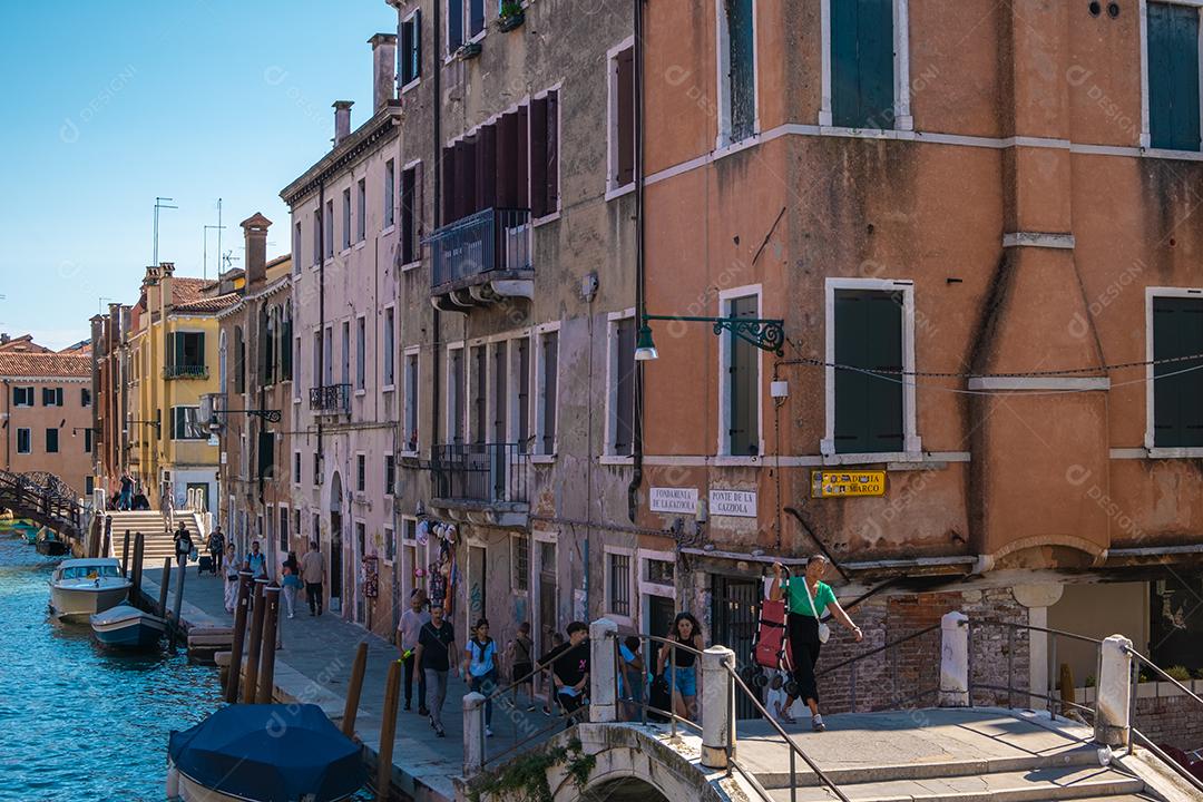 Vista dos turistas na ponte sobre os canais de Veneza na Itália.