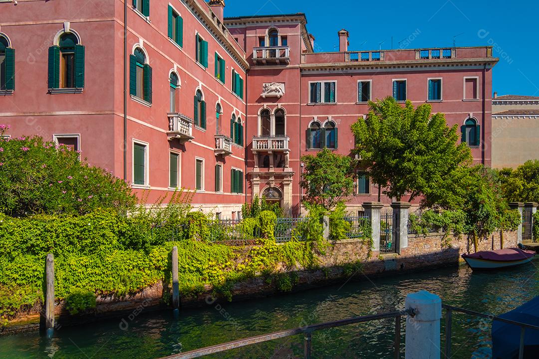 Vista dos canais vazios de Veneza com prédios de apartamentos ao fundo.