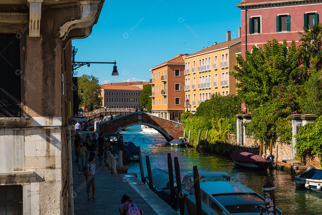 Vista dos turistas na ponte sobre os canais de Veneza na Itália.