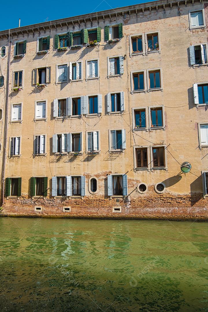 Vista dos canais vazios de Veneza com prédios de apartamentos ao fundo