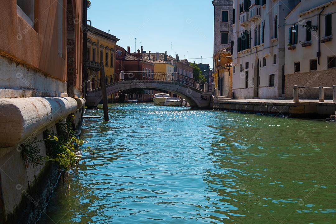 Vista panorâmica dos canais vazios de Veneza durante o dia