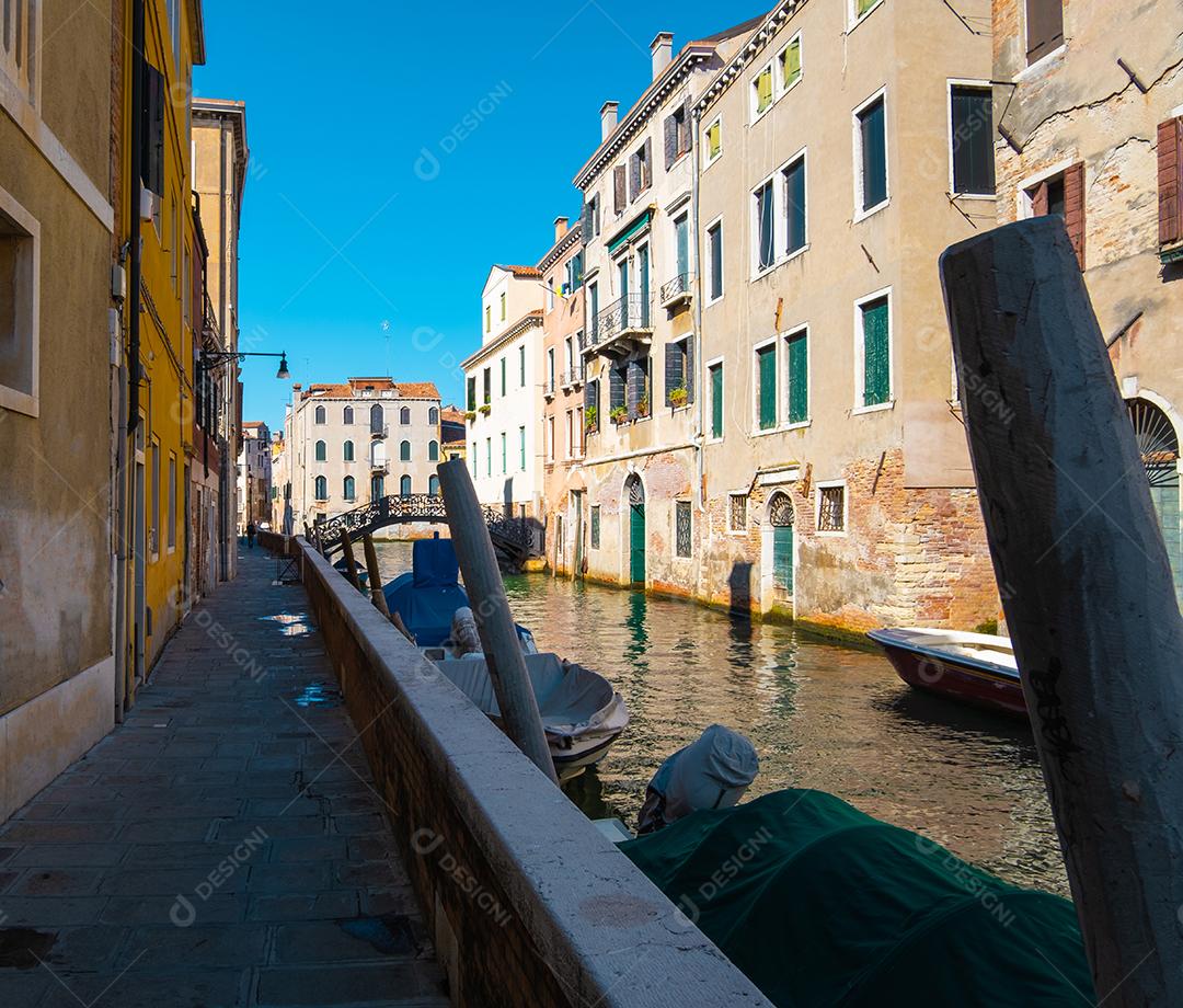 Vista de casas históricas nos canais de Veneza vazias devido à pandemia.