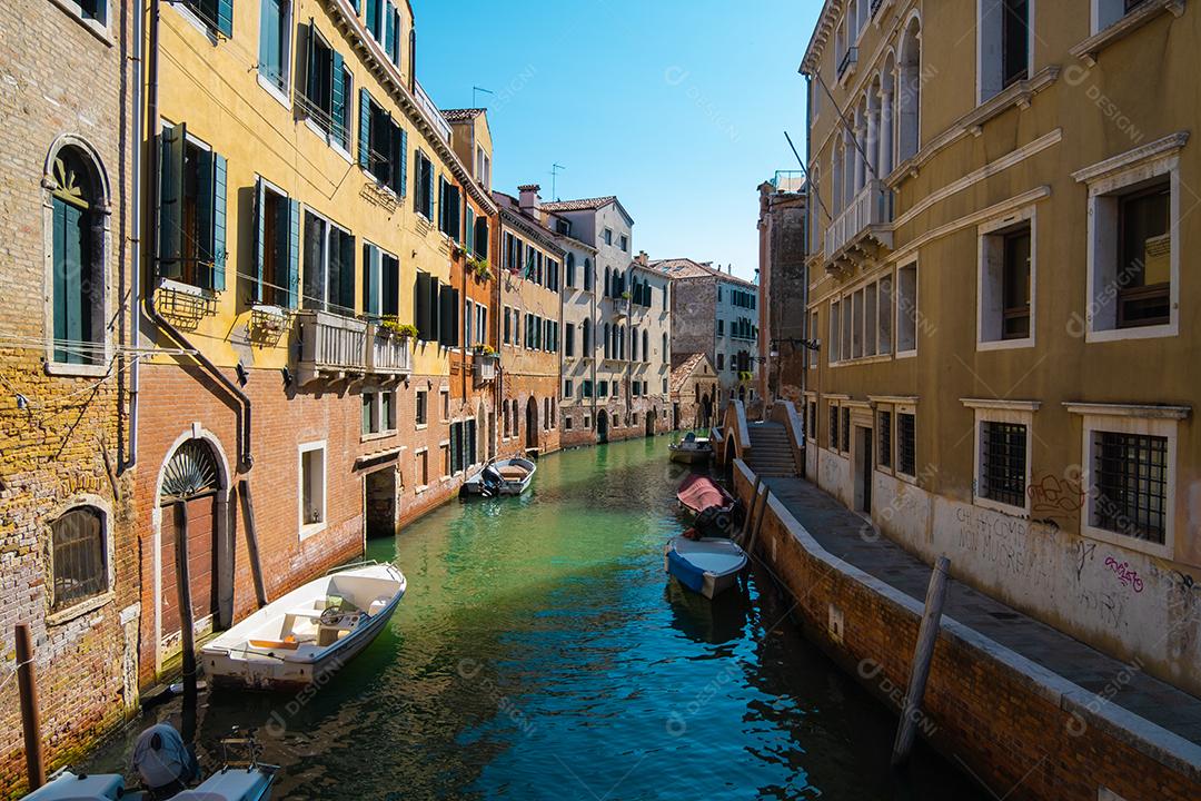 Vista de ruas de água vazias sem turistas nos canais de Veneza