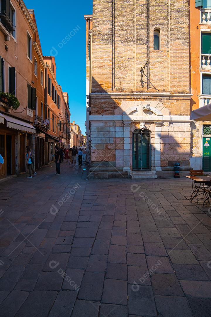 Vista da torre medieval no centro histórico de Veneza.