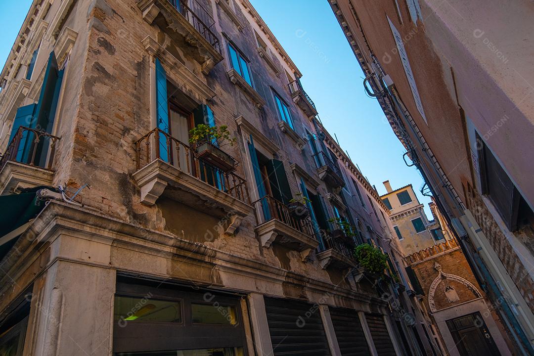Bela vista da arquitetura dos edifícios nas ruas de Veneza, Itália.