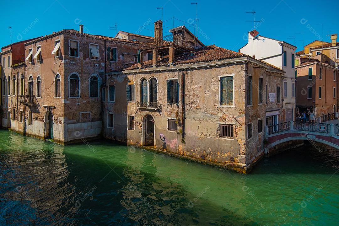 Vista de casas históricas no meio dos canais de Veneza