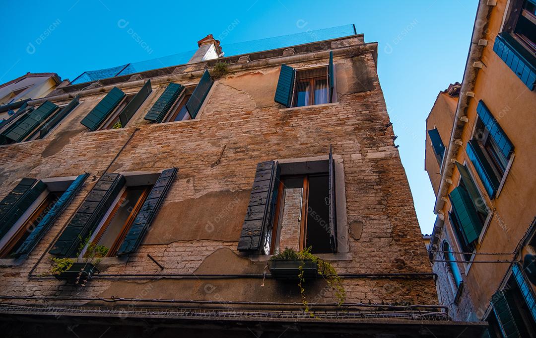 Vista em perspectiva da construção nas ruas de Veneza, Itália.