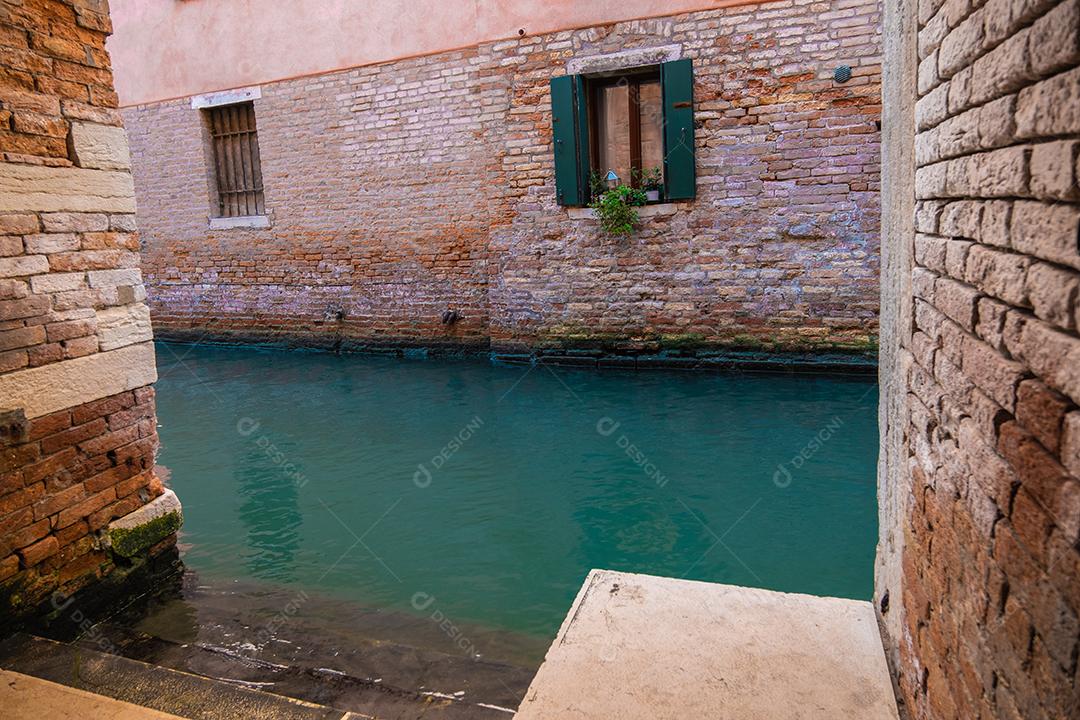 A janela da casa do canal de Veneza vê através da porta