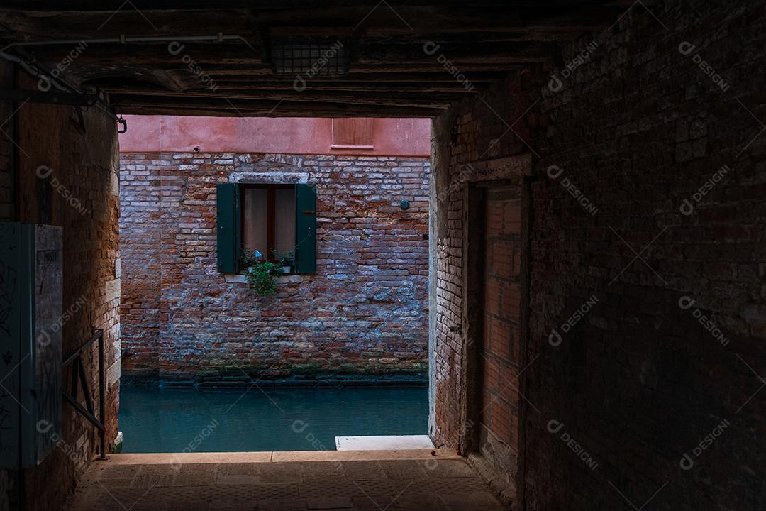A janela da casa do canal de Veneza vê através da porta