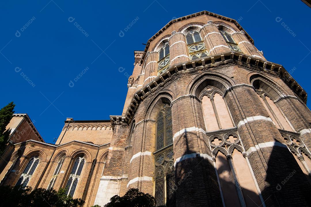 Vista do sino da igreja entre edifícios em Veneza, Itália.