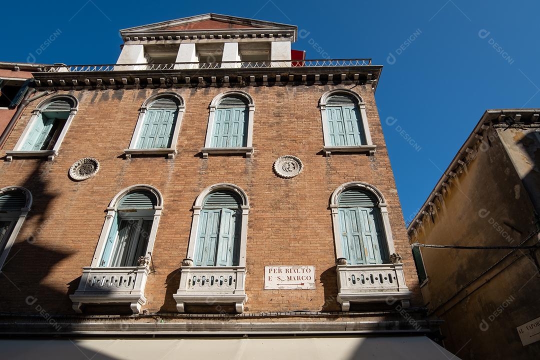 Fachada do edifício antigo nas ruas de Veneza, Itália.
