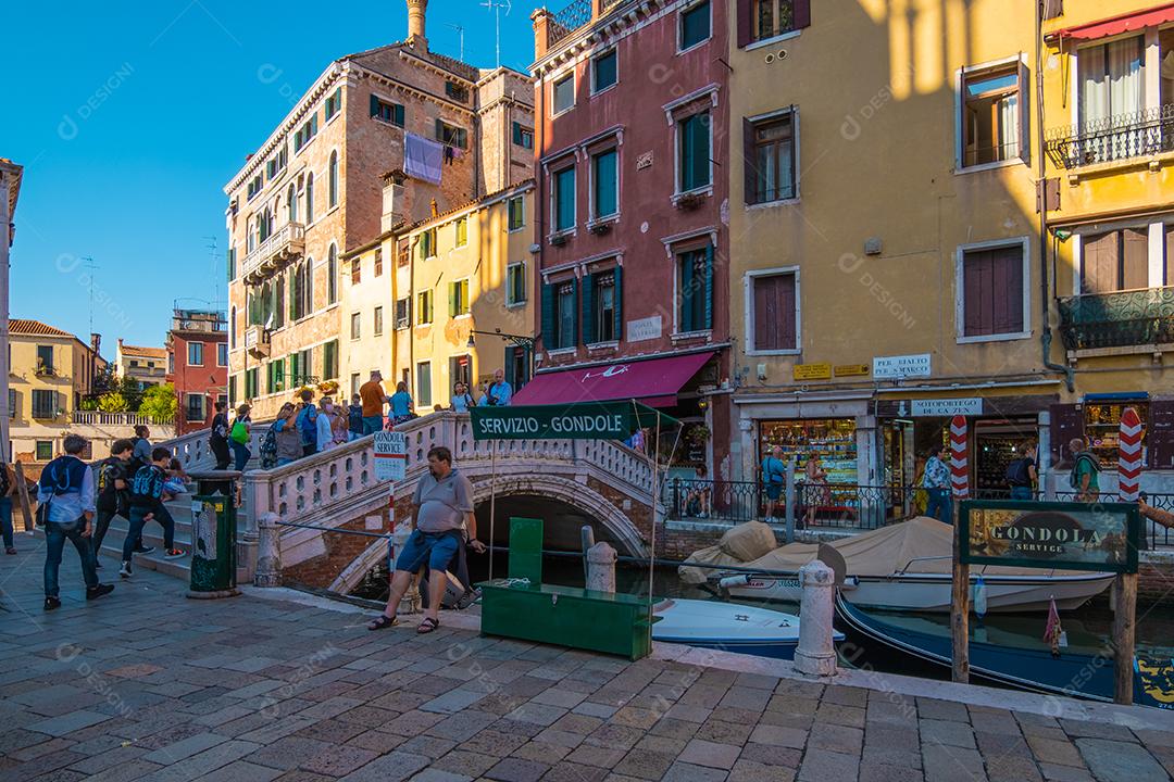 Vista do turista esperando o serviço de gôndola nos canais de Veneza.