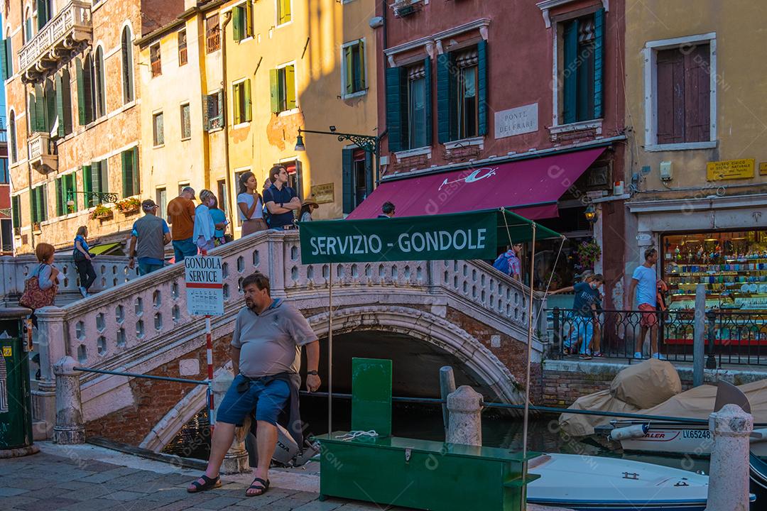 Vista do turista esperando o serviço de gôndola nos canais de Veneza.