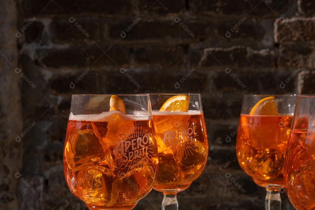 Vista da típica e famosa bebida de Veneza o Aperol Spritz