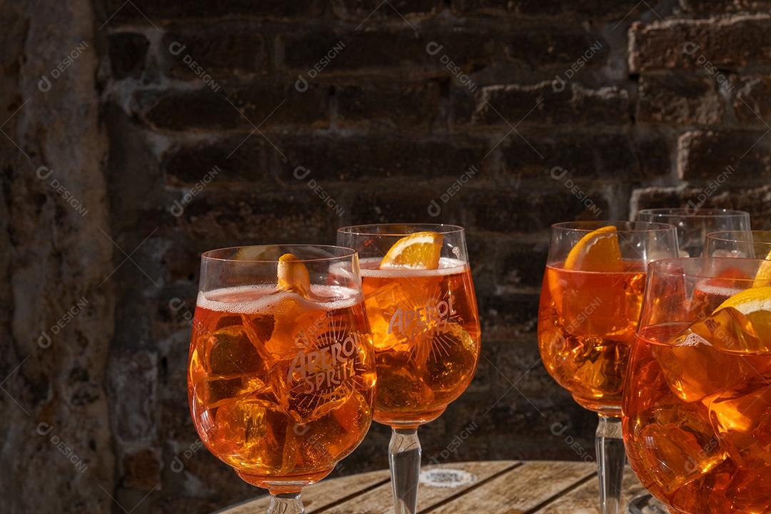 Vista da típica e famosa bebida de Veneza o Aperol Spritz