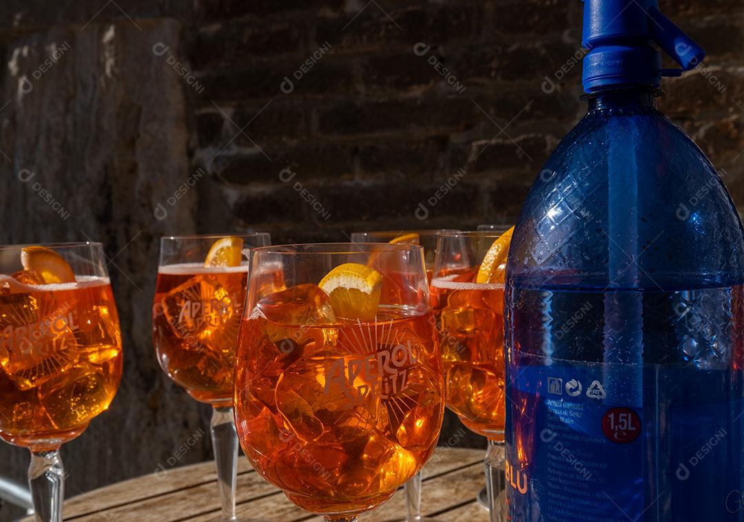 Vista da típica e famosa bebida de Veneza o Aperol Spritz