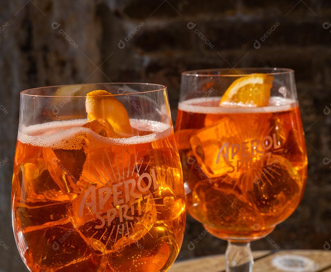 Vista da típica e famosa bebida de Veneza o Aperol Spritz