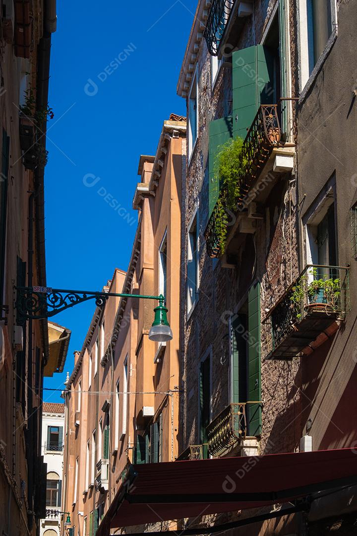 Vista das janelas do apartamento nas ruas do centro de Veneza.
