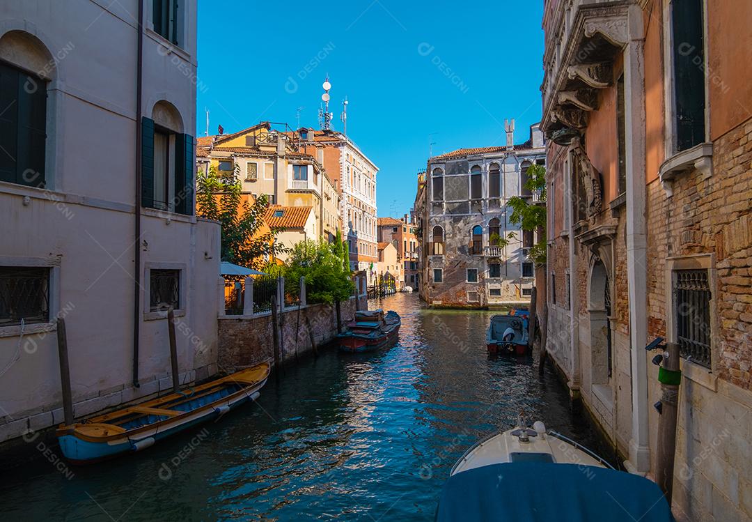 Vista panorâmica dos canais vazios de Veneza durante o dia.