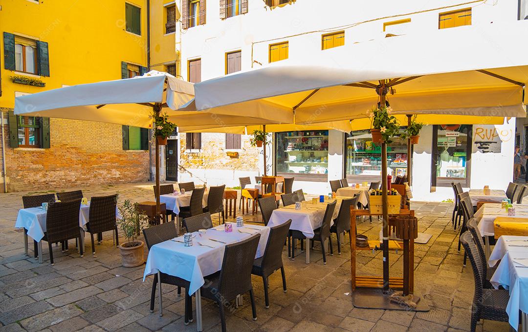 Vista do restaurante vazio em Veneza devido à pandemia.
