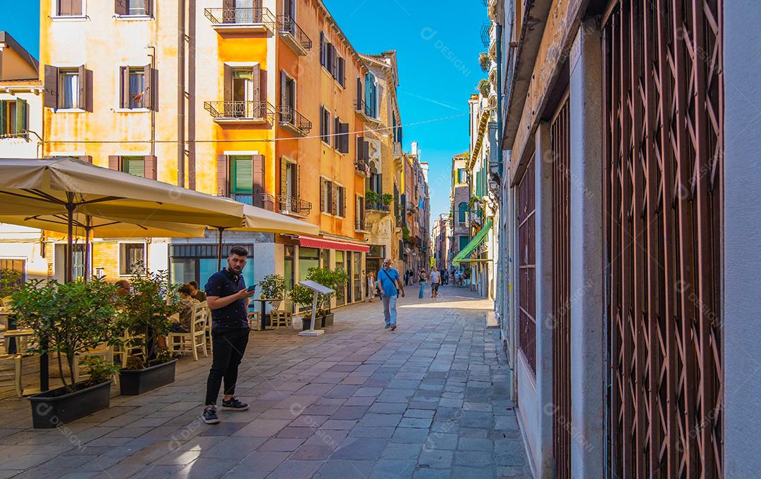 Pessoas andando pelas ruas de Veneza durante a pandemia