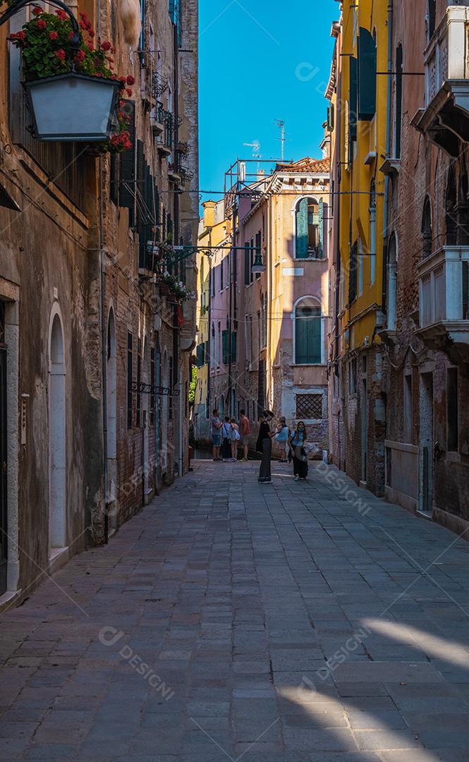 Pessoas andando pelas ruas de Veneza durante a pandemia